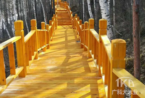 使用防腐木制作的木棧道